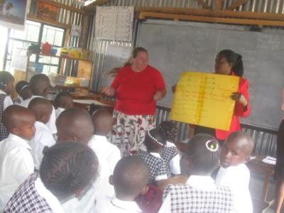 Mini-Bibel-Klub in der “Cheerful Child Academy” Mini-Bible-Club at “Cheerful Child Academy”